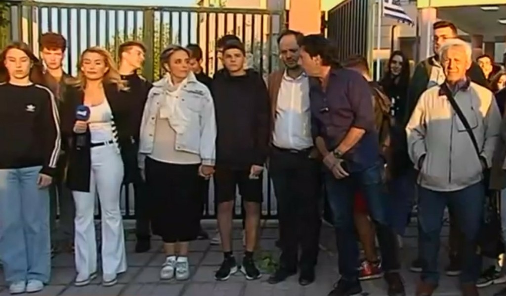 Γονείς και κάτοικοι στην Καλαμαριά αλυσοδέθηκαν επειδή διώχνουν τα παιδιά από το σχολείο (vid)