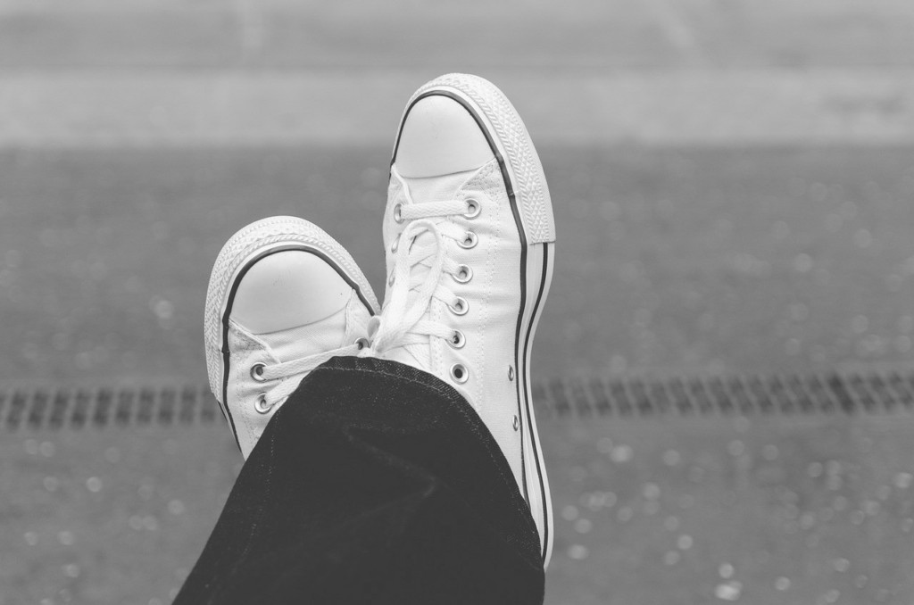 Εύκολα tips για να διατηρήσετε τα άσπρα sneakers σας ολόλευκα!