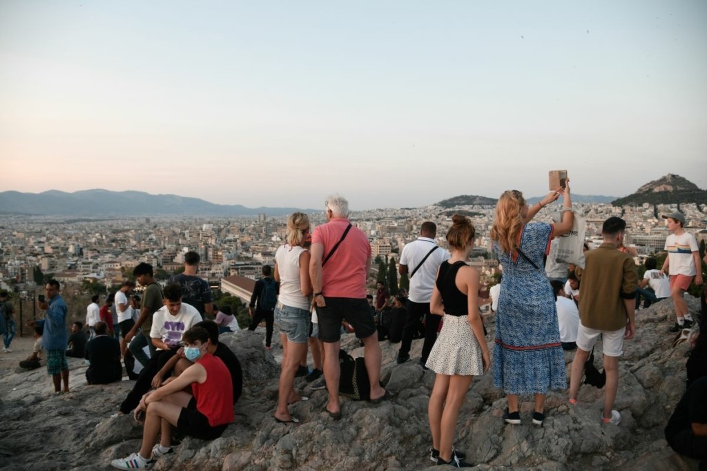 Ανατροπή στη μοιραία πτώση από την Ακρόπολη – Ελληνίδα το θύμα – Έκανε το σταυρό της και πήδηξε