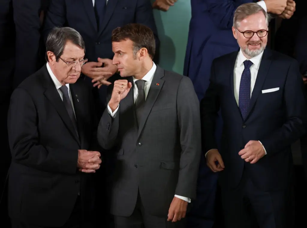 Τετ-α-τετ Αναστασιάδη με Ερντογάν στην Πράγα – Η χειραψία και το “πηγαδάκι” για το Κυπριακό