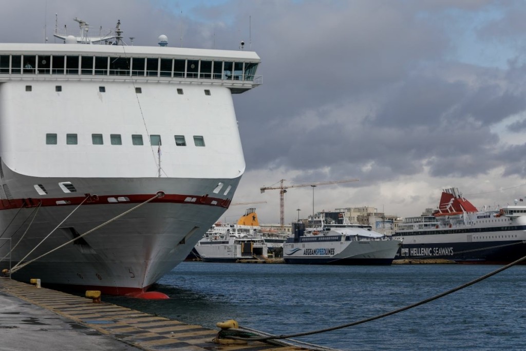 Απαγορευτικό απόπλου: Αίρεται σταδιακά στον Πειραιά – Παραμένει σε Ραφήνα και Λαύριο