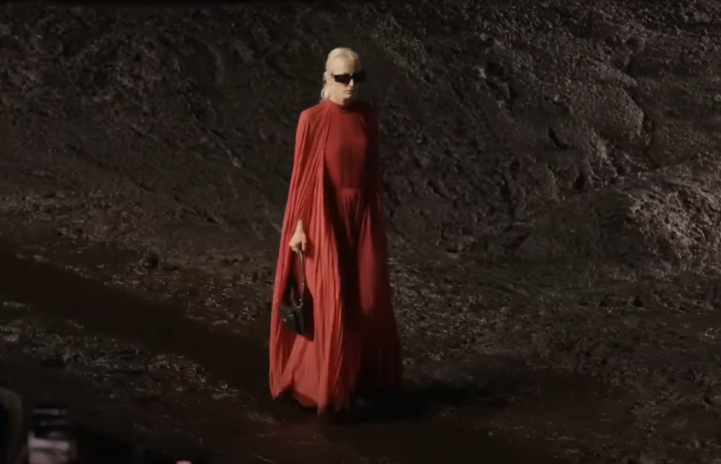 Balenciaga X Lay’s – Η νέα τσάντα που μοιάζει με σακούλα από πατατάκια (pics&vid)