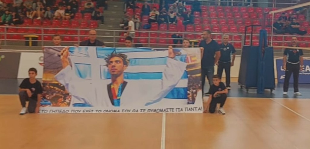 Συγκίνηση στο γήπεδο της Πολίχνης – Σήκωσαν πανό για τον Αλέξανδρο Νικολαΐδη – “Θα σε θυμόμαστε για πάντα” (pic&vid)