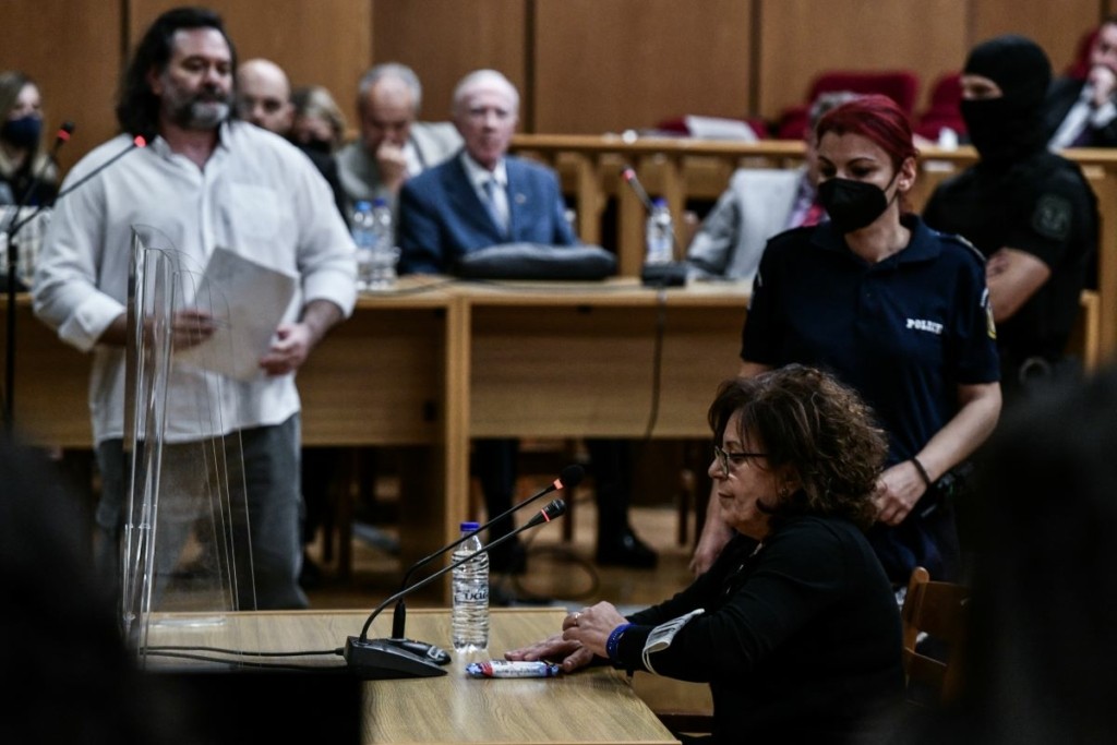 Η έντονη αντίδραση της Μάγδας Φύσσα στον Λαγό – “Πώς μπορεί να μου κάνει ερωτήσεις ο δολοφόνος του παιδιού μου;”