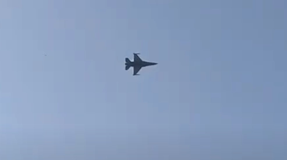 Έκλεψε την παράσταση το μαχητικό F – 16 Ζευς – Οι εντυπωσιακοί ελιγμοί του στον ουρανό της Θεσσαλονίκης (vids&pics)