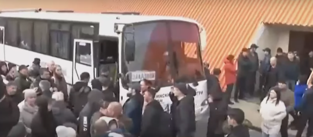 Έπαθε καρδιακό όταν έμαθε για την επιστράτευση του γιου του στην Ουκρανία – Τον είχαν βάλει να δείρει τη γυναίκα του