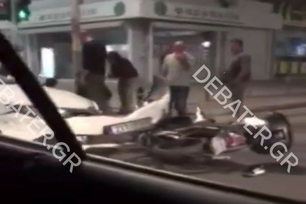 Τροχαίο ατύχημα στην Άνω Γλυφάδα – Η στιγμή που ο οδηγός μηχανής είναι στο οδόστρωμα (vid)