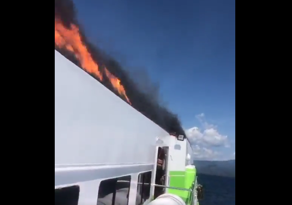 Τουλάχιστον 13 άνθρωποι πέθαναν από πυρκαγιά σε πλοίο στην Ινδονησία – Ορισμένοι κολύμπησαν μέχρι την ακτή για να σωθούν (vid)