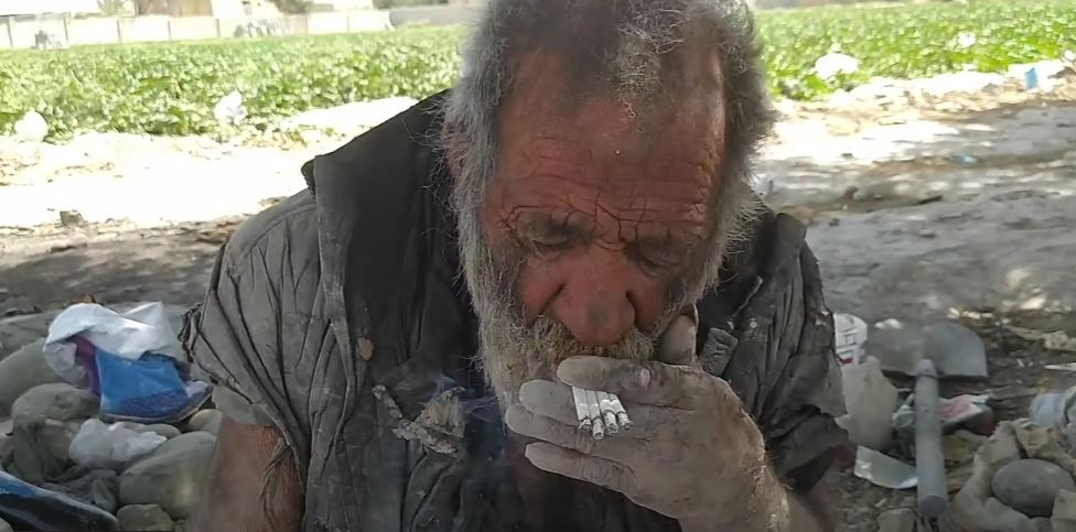 Πέθανε ο “πιο βρώμικος άνθρωπος στον κόσμο” σε ηλικία 94 ετών – Είχε να πλυθεί πάνω από 50 χρόνια! (vids)