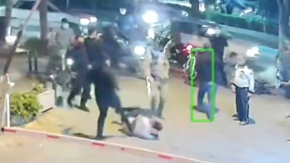 Βίντεο που “παγώνει” το αίμα από τις διαδηλώσεις στο Ιράν – Αστυνομικοί κλωτσούν στο κεφάλι και πυροβολούν εξ επαφής διαδηλωτή (ΣΚΛΗΡΕΣ ΕΙΚΟΝΕΣ)