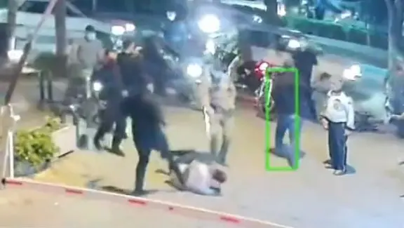 Βίντεο που “παγώνει” το αίμα από τις διαδηλώσεις στο Ιράν – Αστυνομικοί κλωτσούν στο κεφάλι και πυροβολούν εξ επαφής διαδηλωτή (ΣΚΛΗΡΕΣ ΕΙΚΟΝΕΣ)