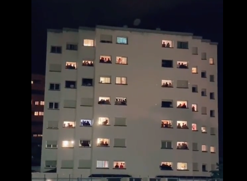 Εξόργισαν όλη την Ισπανία με τις χυδαιότητές  τους – Έβριζαν και απειλούσαν φοιτήτριες στο απέναντι κτίριο (vids)