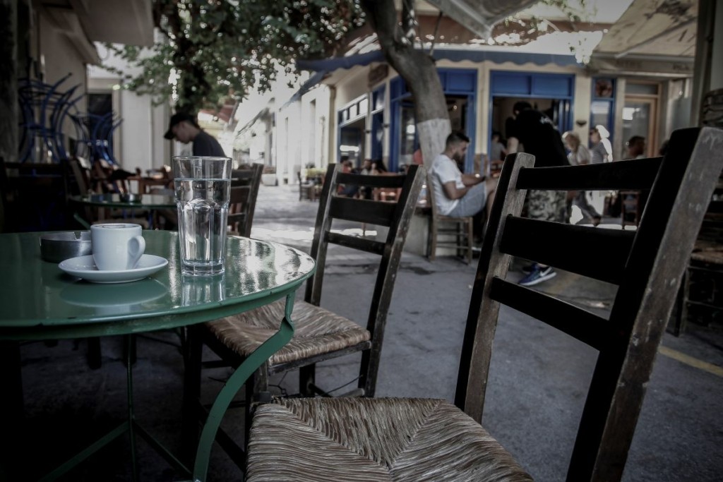 Ενενηντάχρονος κέρασε όλο το καφενείο – Κάλεσε τους συγχωριανούς του στην κηδεία του και αυτοκτόνησε!