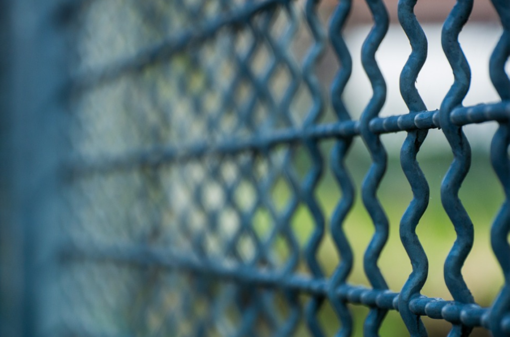 Παιδάκι εγκλωβίστηκε σε κάγκελα περίφραξης στη Θεσσαλονίκη – Διακομίσθηκε στο νοσοκομείο