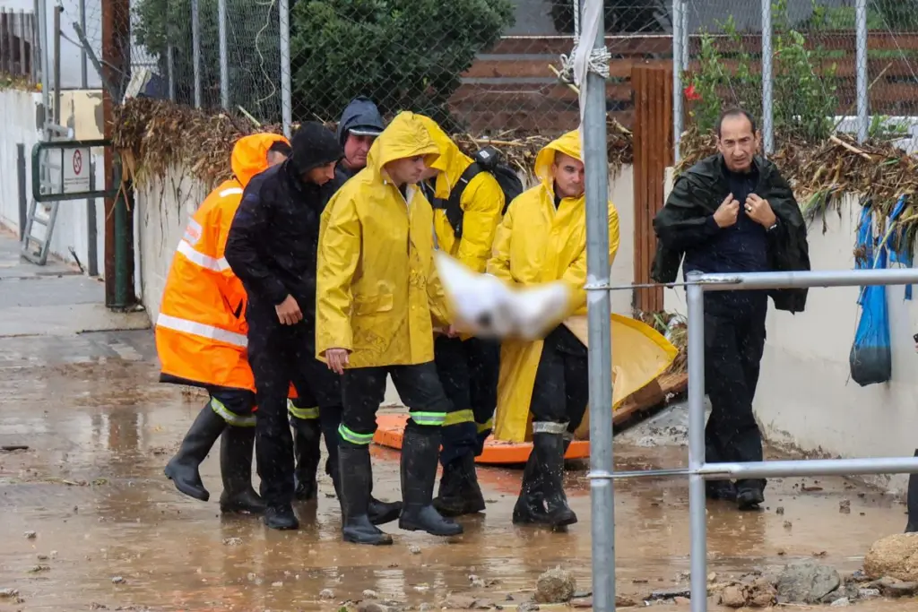 Αγωνία για την αγνοουμένη στην Αγία Πελαγία – Με το πρώτο φως της ημέρας θα συνεχιστούν οι έρευνες – Συγκλονίζει ο σύζυγός της (pic&vid)