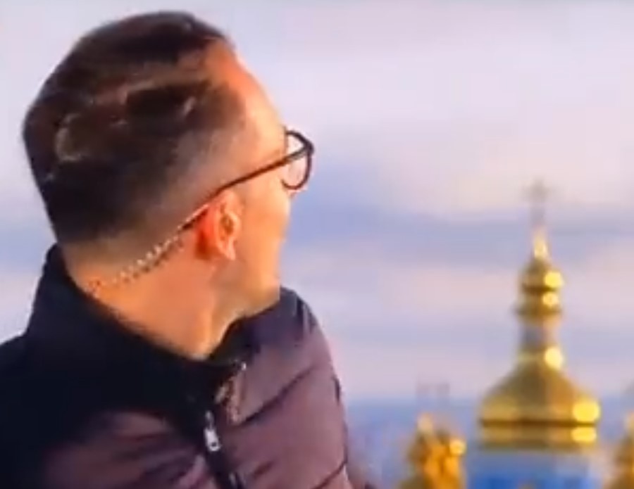 “Πάγωσε” δημοσιογράφος του BBC στο Κίεβο – Η στιγμή της σφοδρής έκρηξης ενώ ήταν στον “αέρα” (vids)