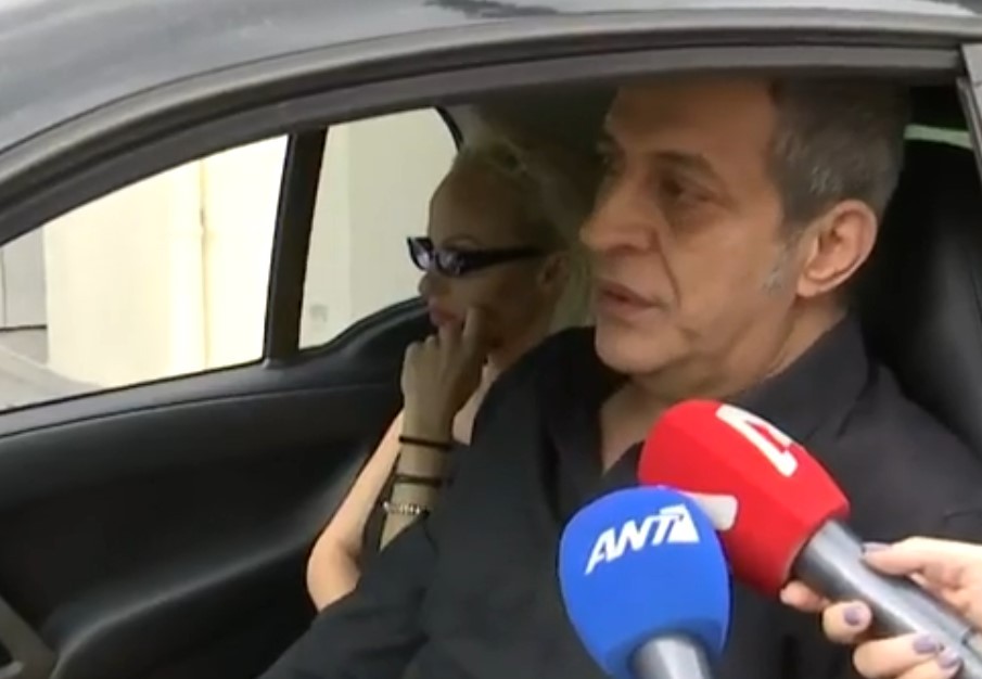 Συντετριμμένος ο Θέμης Αδαμαντίδης στην κηδεία της μητέρας του – Στο πλευρό του η Βαρβάρα Κίρκη (vid)