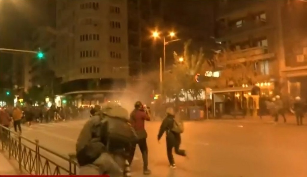 Επεισόδια και οδομαχίες μετά τη συναυλία του ΛΕΞ στη Θεσσαλονίκη – Χαμός στην πλατεία της Ροτόντας (vids)