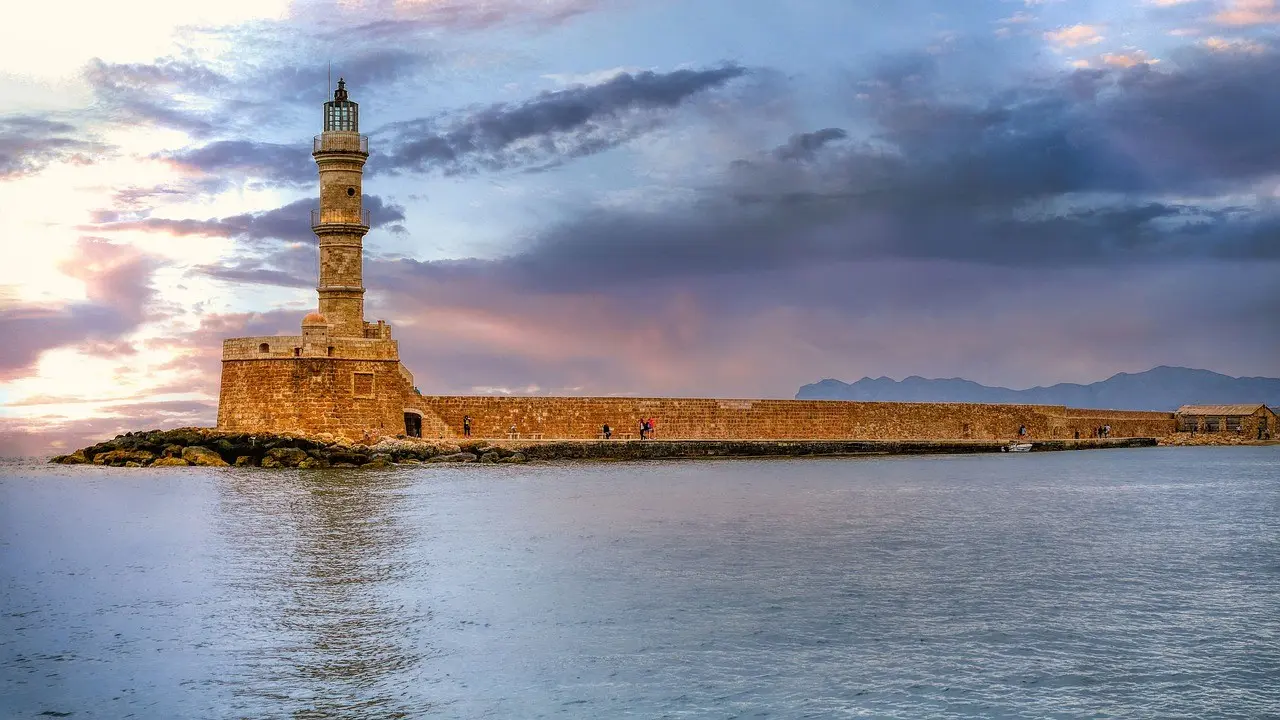 Στα γαλανόλευκα ο Φάρος στο Ενετικό Λιμάνι Χανίων ενόψει της 28ης Οκτωβρίου (pic)
