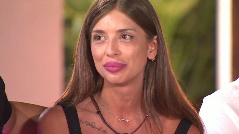 “Χαμός” στο Love Island – Η “ηχηρή” αποχώρηση που πάγωσε τη βίλα – Η “βόμβα” της Ιωάννας και τα νέα ζευγάρια (vids)