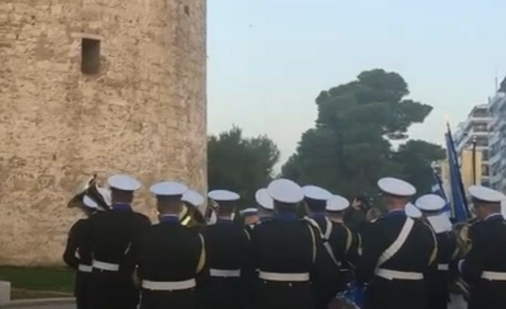 Ξεκίνησαν οι μεγαλειώδεις εορτασμοί για τον Άγιο Δημήτριο στη Θεσσαλονίκη – Έπαρση της σημαίας στον Λευκό Πύργο (vids)
