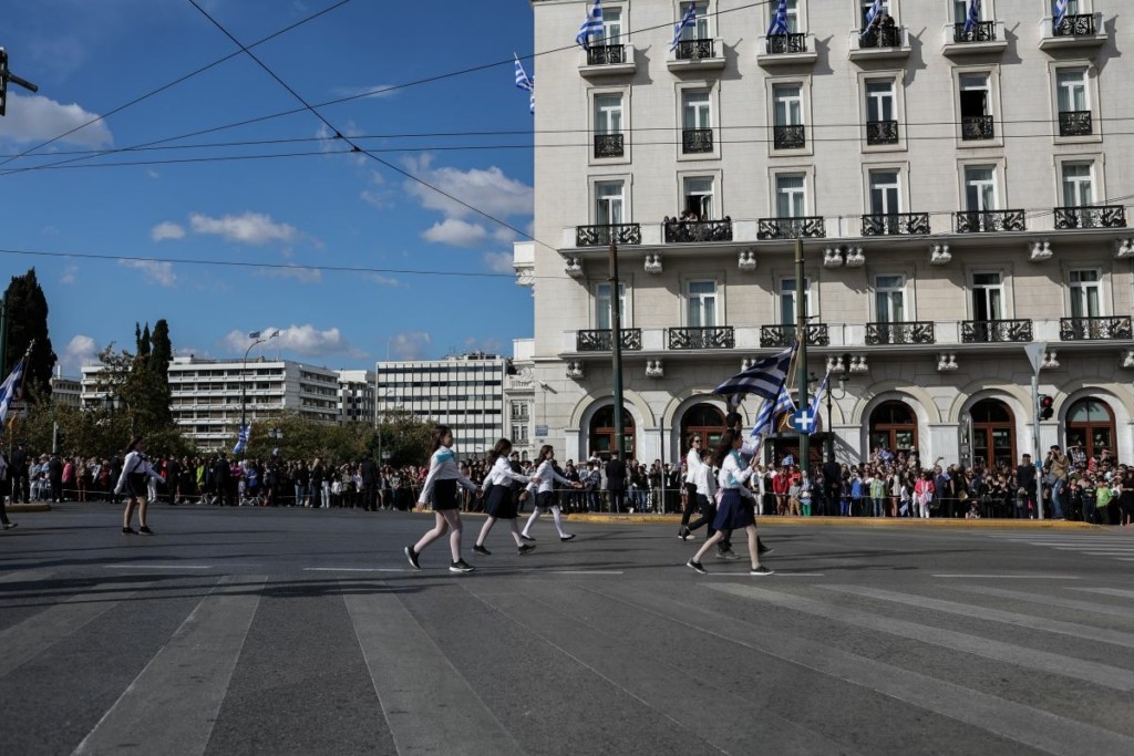 Ολοκληρώθηκε με περηφάνια η μαθητική παρέλαση στο Σύνταγμα για την 28η Οκτωβρίου (pics)