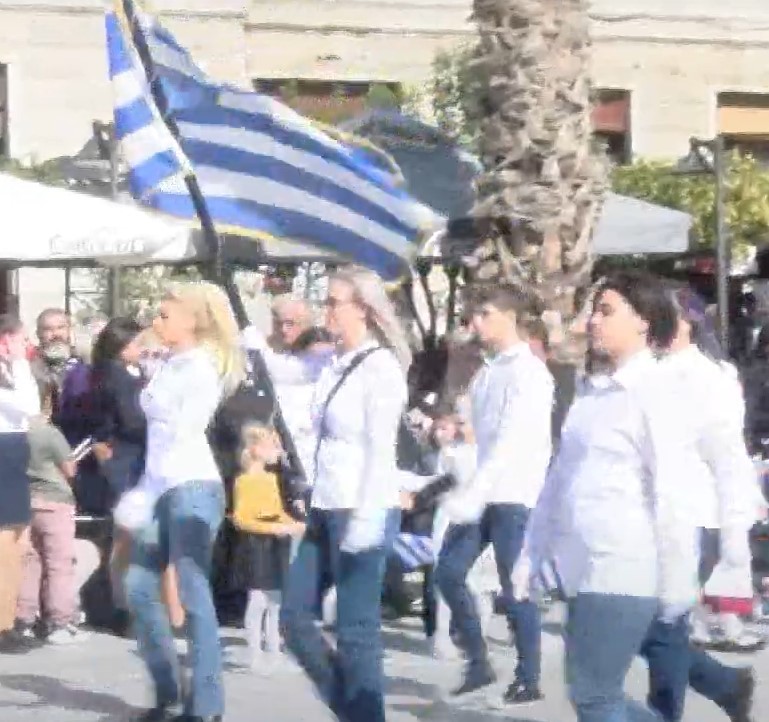 Οικογενειακή υπόθεση η παρέλαση στη Σύρο – Η μητέρα σημαιοφόρος και ο γιος παραστάτης (vid)