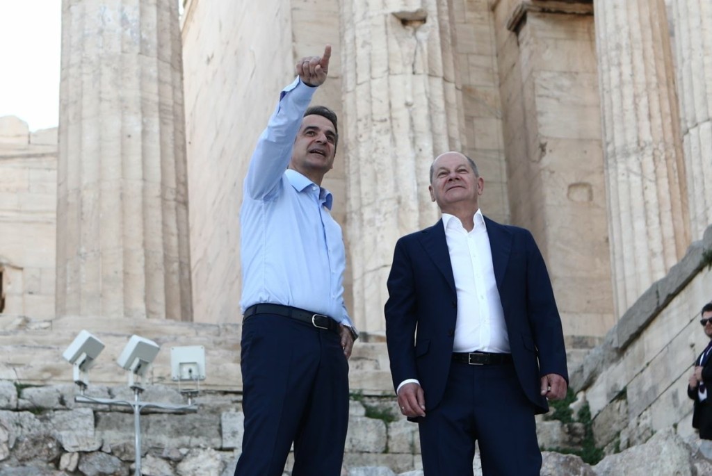Πρώτη στάση στην Ακρόπολη για τον Όλαφ Σολτς – Τον ξενάγησε ο Κυριάκος Μητσοτάκης (pics&vids)