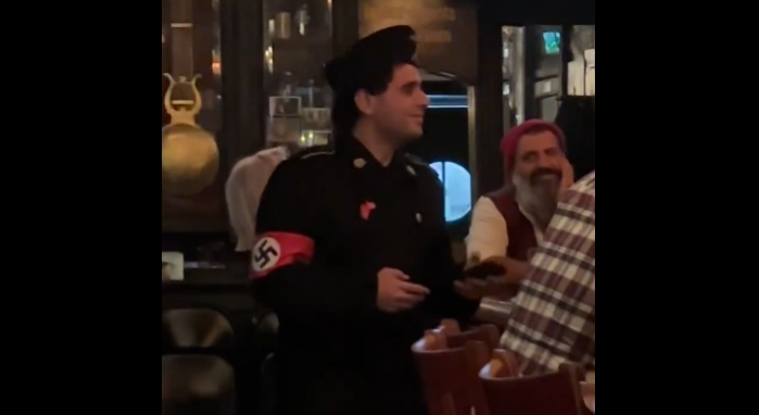 Έδιωξαν “κλωτσηδόν” άνδρα που ντύθηκε ναζί και μπήκε σε μπαρ της Νέας Υόρκης (vid)