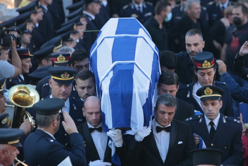 “Δάκρυσε” όλη η Ελλάδα – Συγκίνηση στο “τελευταίο αντίο” στον Αλέξανδρο Νικολαΐδη – “Αθάνατος” φώναζε ο κόσμος (pic&vids)