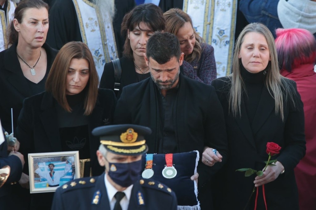 Η πιο συγκλονιστική στιγμή στην κηδεία του Αλέξανδρου Νικολαΐδη – Ο Μιχάλης Μουρούτσος μεταφέρει τα ολυμπιακά μετάλλια (pics&vids)