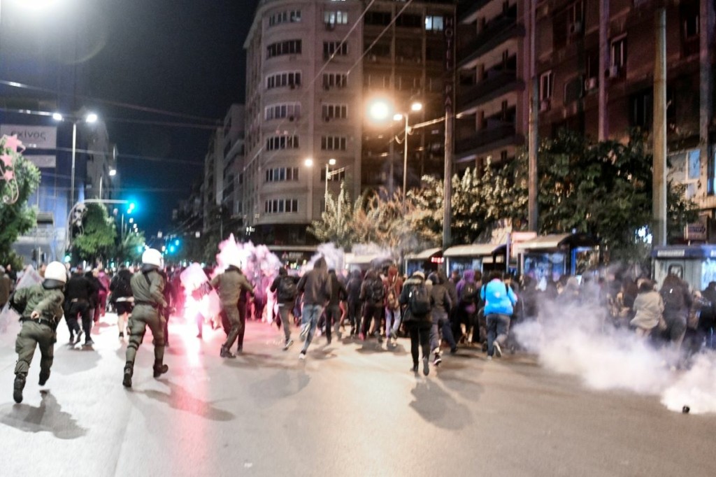 Χημικά και “βροχή” από μολότοφ στην πορεία για το βιασμό της 19χρονης στο ΑΤ Ομόνοιας (pics&vids)