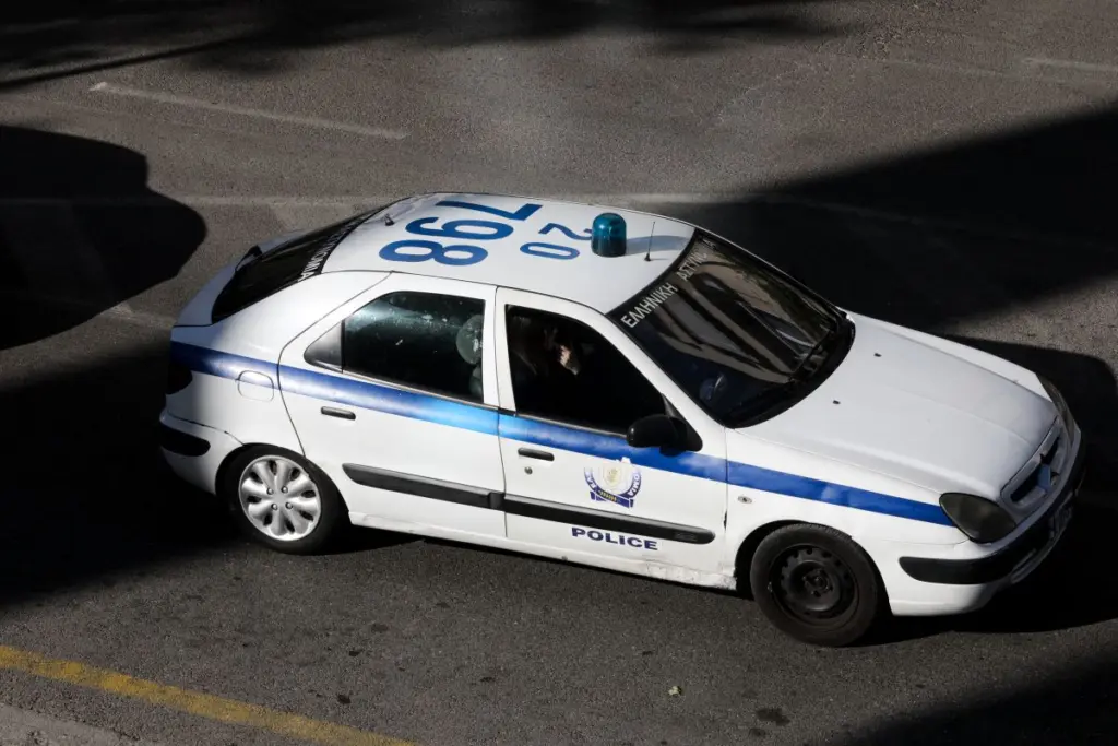 Θεσσαλονίκη: Χειροπέδες σε 17χρονο που έριξε ναυτικό πυρσό σε σκέπαστρο κυλικείου μετά από ποδοσφαιρικό αγώνα