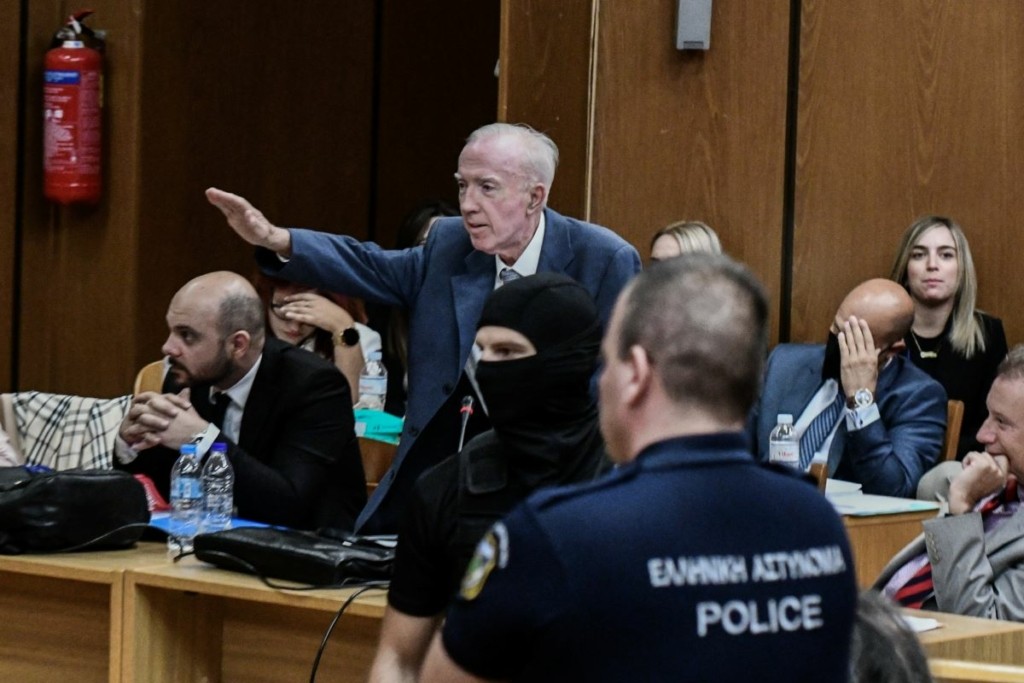 Πρωτοφανείς σκηνές στη δίκη της Χρυσής Αυγής  – Ο Κώστας Πλεύρης χαιρέτισε ναζιστικά κοιτώντας τη Μάγδα Φύσσα