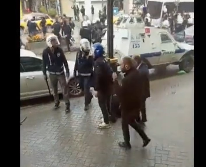 Η τουρκική αστυνομία ξάπλωσε στον δρόμο βουλευτή – Το βίντεο από τη στιγμή του ξυλοδαρμού (Σκληρές εικόνες)