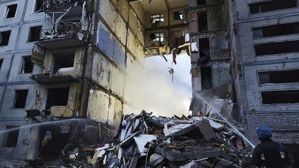 Κι άλλος βομβαρδισμός στη Ζαπορίζια – Χτυπήθηκε πολυώροφη πολυκατοικία – Αναφορές για τραυματίες (vids)