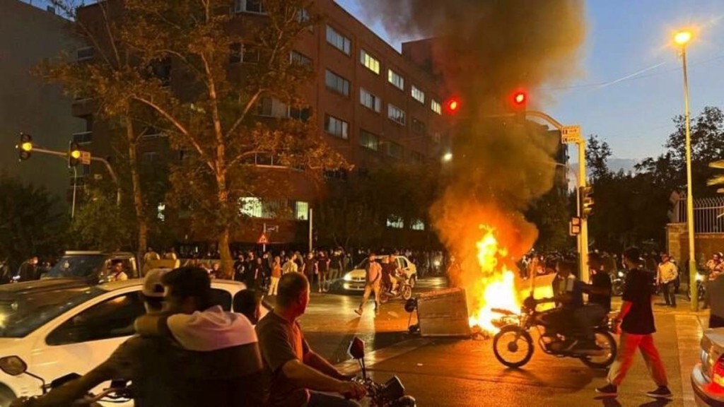 Δεν σβήνει η “φλόγα” της αντίστασης στο Ιράν ένα μήνα μετά τον θάνατο της Μαχσά Αμινί