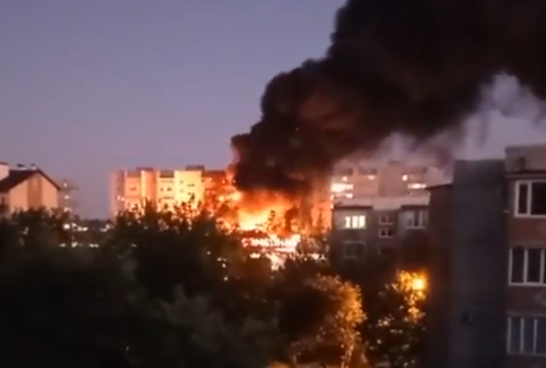 Βίντεο ντοκουμέντο από την γιγαντιαία φωτιά σε πολυκατοικία στη Ρωσία μετά τη συντριβή αεροπλάνου (pics&vids)