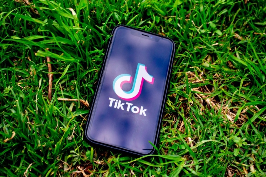 TikToker ξάπλωσε στη μέση του δρόμου στο Ντουμπάι – Συνελήφθη και το βίντεο του διεγράφη (vid)