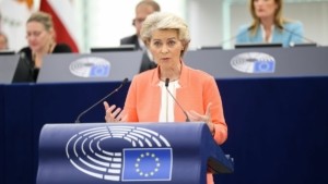 Ούρσουλα φον ντερ Λάιεν: Οι Βρυξέλλες προτιμούν μία διαπραγματευτική λύση με την Ουάσινγκτον για τους δασμούς