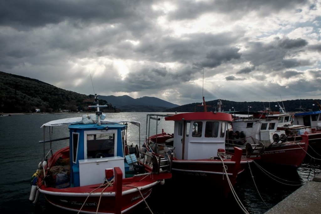 Μυστήριο στον Άγιο Νικόλαο – Καπετάνιος βρέθηκε μαχαιρωμένος μέσα σε βάρκα