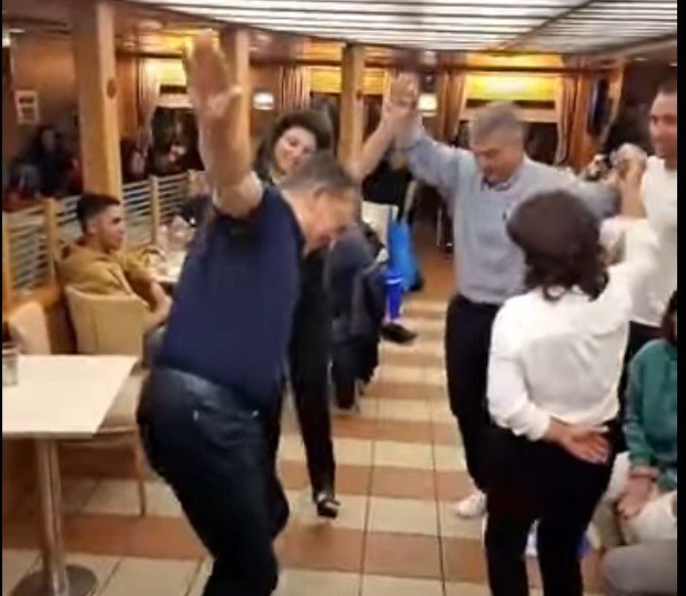 Μεράκλωσε ο Βρούτσης σε πλοίο και έπιασε τους χορούς (vid) – Τα ακροβατικά του μέσα σε πλοίο