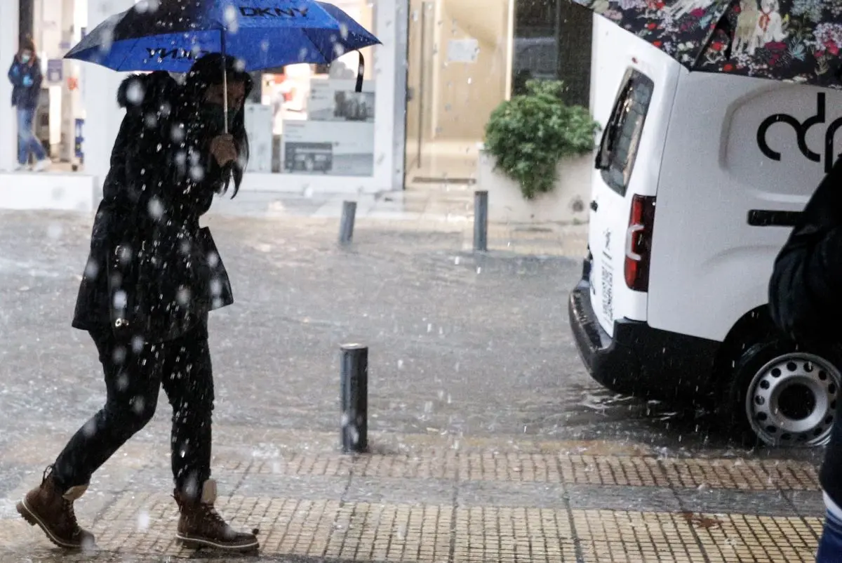 Βροχές και αφρικανική σκόνη σήμερα Παρασκευή – Πού θα χιονίσει