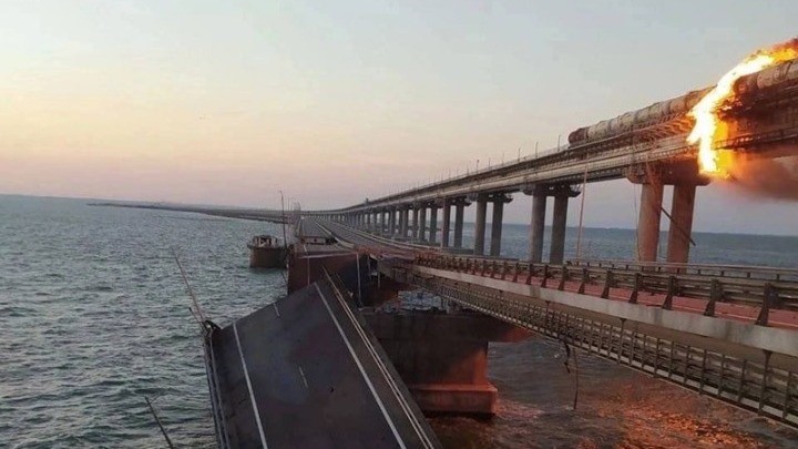 Τρεις νεκροί από την έκρηξη στη γέφυρα της Κριμαίας – Ο Πούτιν έδωσε εντολή για επίσημη έρευνα για τα αίτια της πυρκαγιάς (vids)