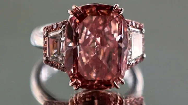 Το σπάνιο ροζ διαμάντι “Williamson Pink Star” πουλήθηκε – “Ζαλίζει” η αστρονομική τιμή του