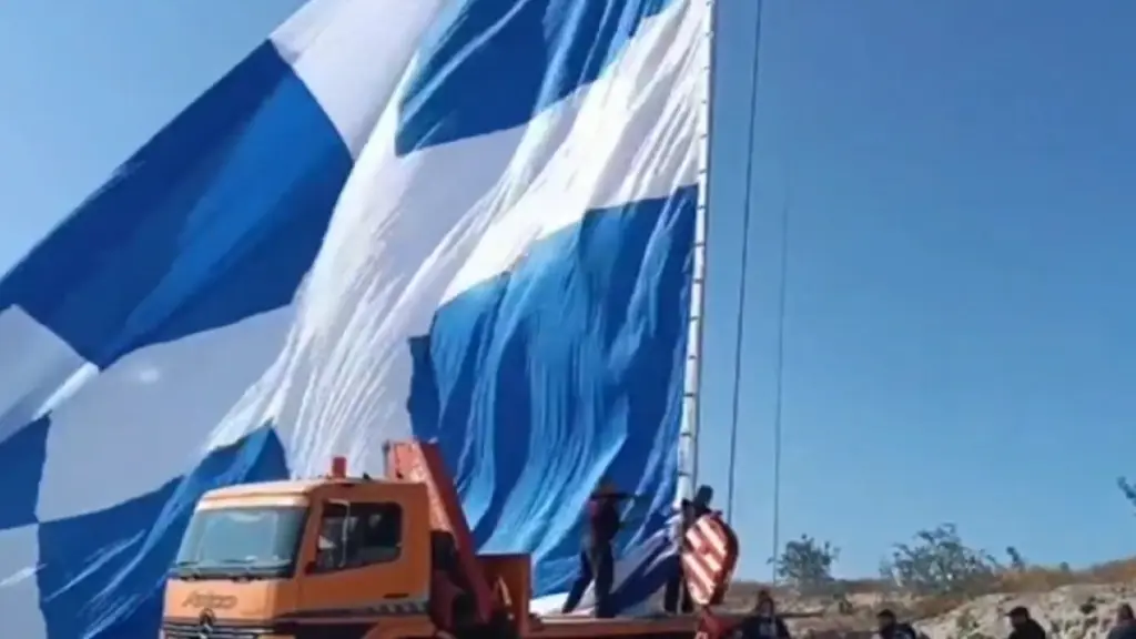 Ελληνική σημαία 160 κιλά ξανά υψώθηκε στη Σαντορίνη – Το βίντεο τη στιγμή της ανάρτησης προκαλεί δέος