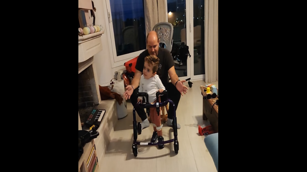 Τα κατάφερε ο μικρός Παναγιώτης Ραφαήλ – Στέκεται όρθιος και κάνει τα πρώτα του βήματα (vids)