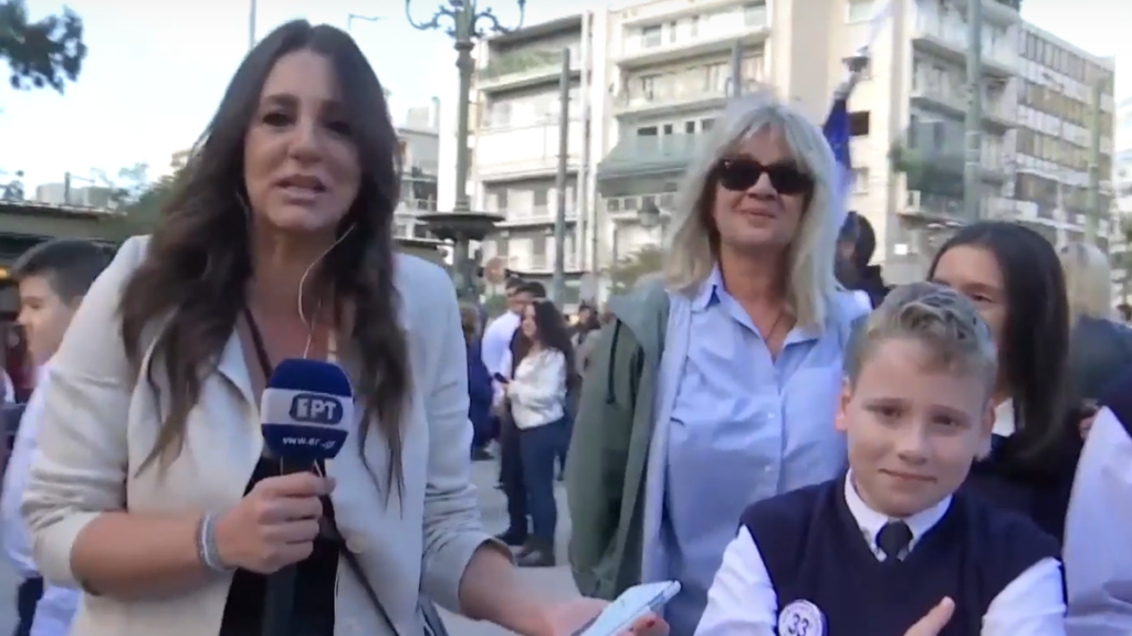 Αξιολάτρευτος μαθητής “έκλεψε” την παράσταση στη μαθητική παρέλαση στο Σύνταγμα – “Θα είμαστε το καλύτερο σχολείο” (vid)