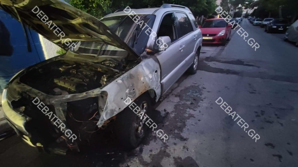 Πυρπόλησαν τέσσερα οχήματα στην Αργυρούπολη – Τρίτη εμπρηστική επίθεση μέσα σε λίγες μέρες (pics)