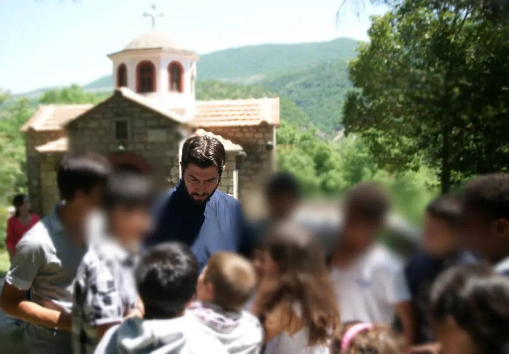 Αποκαλυπτική μαρτυρία για την “Κιβωτό” – “Ο πατήρ Αντώνιος κρατούσε παιδιά κλειδωμένα για μήνες”